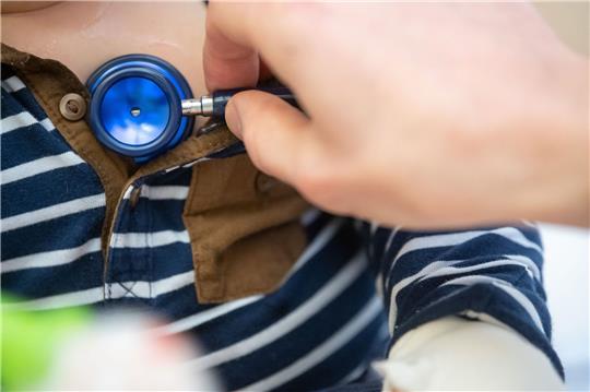 Ein Arzt untersucht im Olgahospital des Klinikums Stuttgart einen kleinen Patienten.
