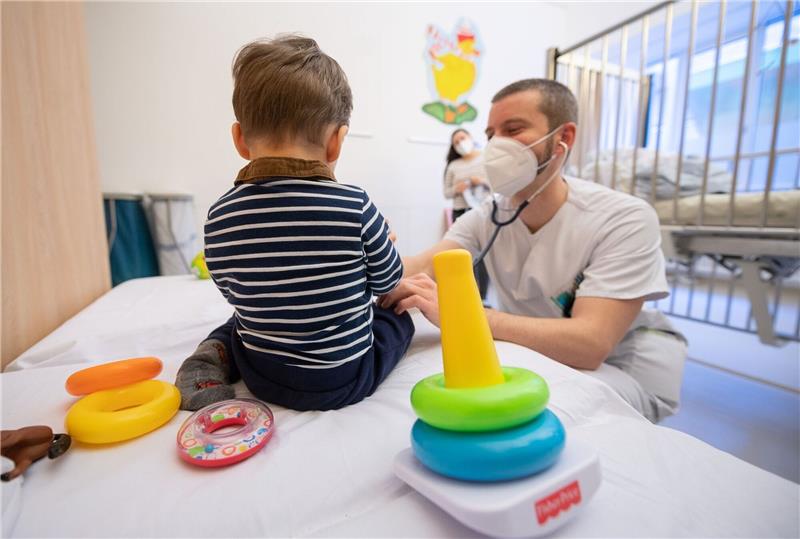 Viele Kinderkliniken wegen Atemwegsinfektionen am Limit Ein Arzt untersucht in einer Kinderklinik ein Kind.