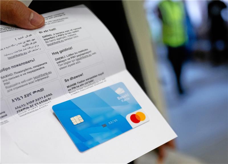 Bezahlkarte für Asylbewerber: CDU will mehr Tempo Ein Asylbewerber zeigt eine der ersten bayerischen Bezahlkarten, die er zuvor erhalten hat. Foto: Hoppe/dpa