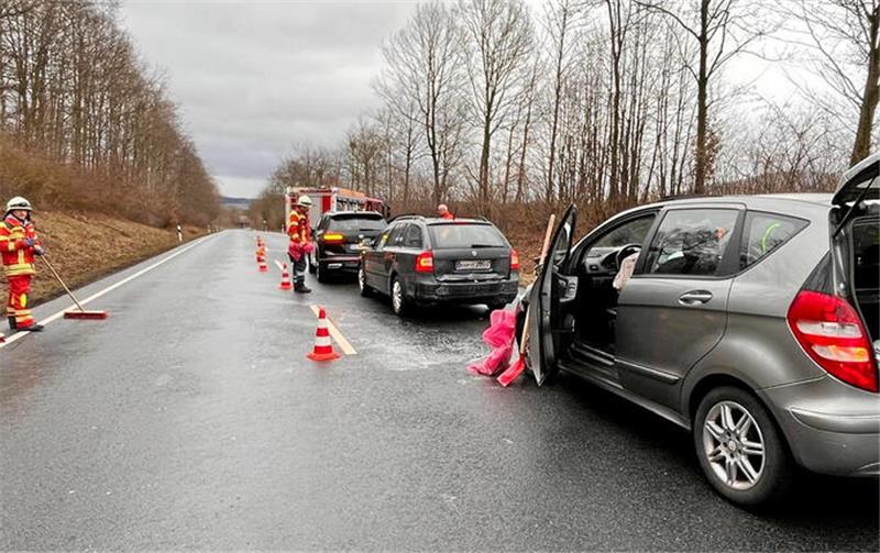 Autos stehen nach einer Kollision auf der Straße.