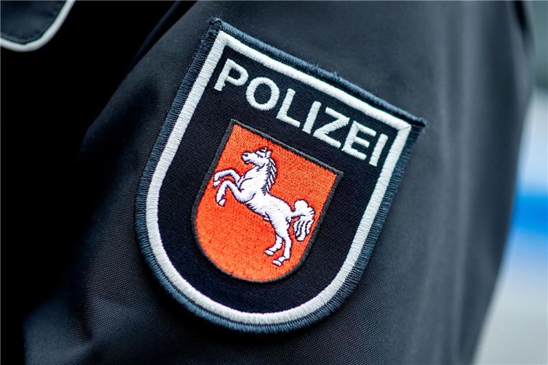 Ein Aufnäher mit dem Wappen der niedersächsischen Polizei ist auf der Jacke eines Polizisten aufgebracht.
