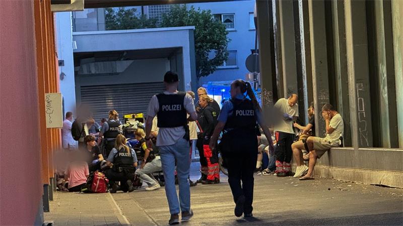 Frau mit Machete getötet - Zeugen überwältigen Ehemann Ein Augenzeuge sagt, er sei um sein Leben gerannt.