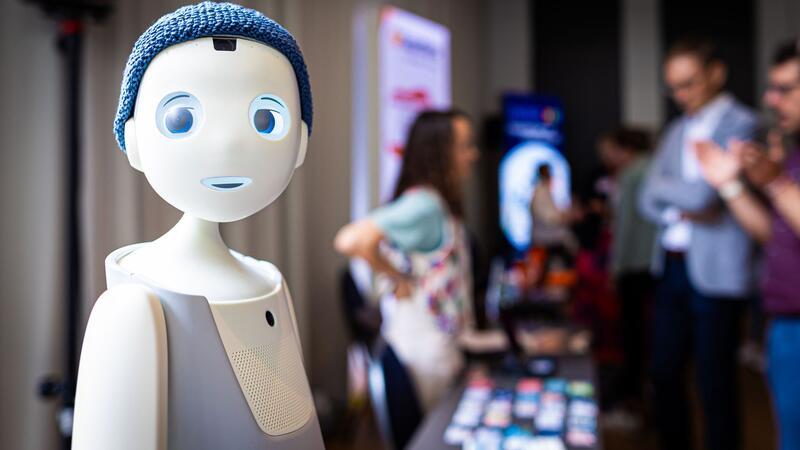Roboter kann Witze im Altenheim erzählen Ein Ausblick für die Zukunft der Pflege: Der Roboter kann sich mit Patienten auf der Grundlage von ChatGPT unterhalten.