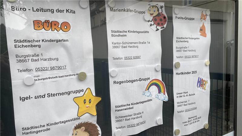 Ein Aushang an der Kita Burgstraße gibt aktuell Auskunft, wo die fünf Gruppen der städtischen Einrichtung vorübergehend untergebracht werden.