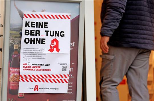 Ein Aushang über die Schließung der Apotheke während einer Protestaktion am 08.11.2023.