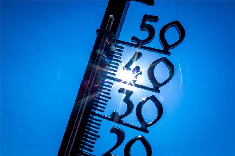 EU-Klimawandeldienst: Sommer 2023 war so heiß wie nie Ein Außenthermometer zeigt die Temperatur an: So heiß war es noch nie.