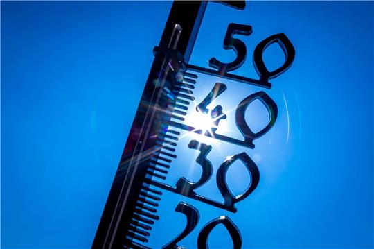 Ein Außenthermometer zeigt die Temperatur an: So heiß war es noch nie.