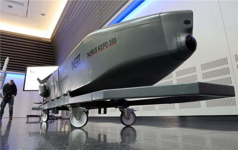 Union will Bundestag erneut über Taurus abstimmen lassen Ein Ausstellungsstück eines Taurus KEPD 350 Marschflugkörpers im Showroom des Rüstungsunternehmens MBDA.