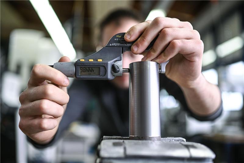 Zukunftssorgen und kaum Praktika: Startprobleme für Azubis Ein Auszubildender im Metall-Handwerk misst in einem Ausbildungszentrum die Dicke eines Werkstücks.