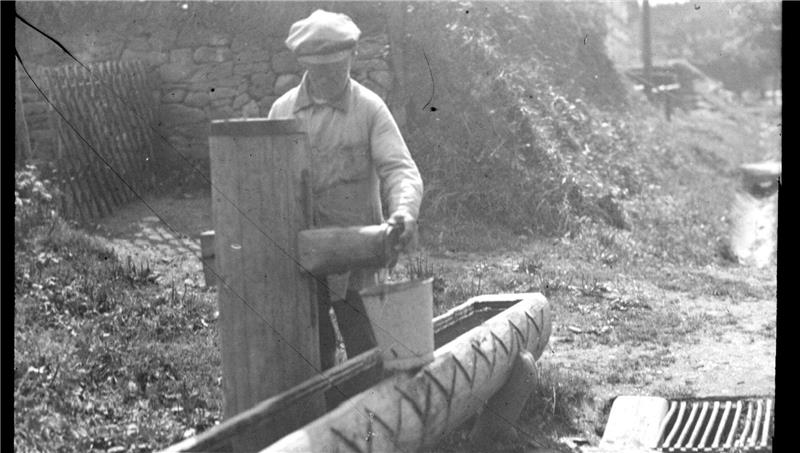 Ein Auszug aus einem von Karl Reinecke-Altenaus Heimatschutz-Lichtbildvorträgen zwischen 1930 und 1932 zeigt einen Holzbrunnen.