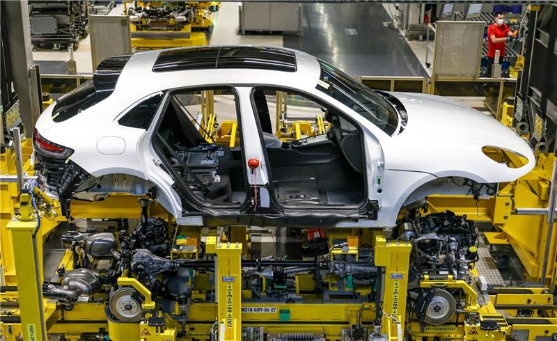 Rekordgewinne für Autohersteller - aber Sorge um Europa Ein Auto durchläuft die sogenannte Hochzeit, die Verbindung von Fahrwerk, Motor und Antriebsstrang mit der Karosserie.