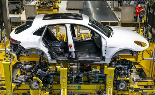 Ein Auto durchläuft die sogenannte Hochzeit, die Verbindung von Fahrwerk, Motor und Antriebsstrang mit der Karosserie.