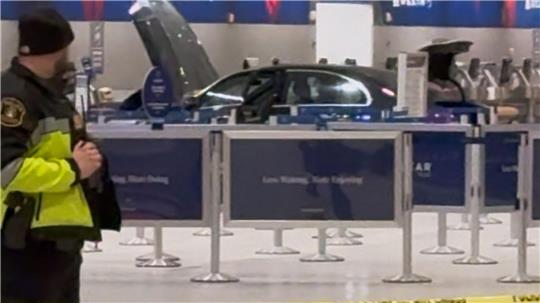 Ein Auto fährt durch ein Terminal und rammt einen Ticketschalter: Wie es zu dem Vorfall kommen konnte, war zunächst unklar. 