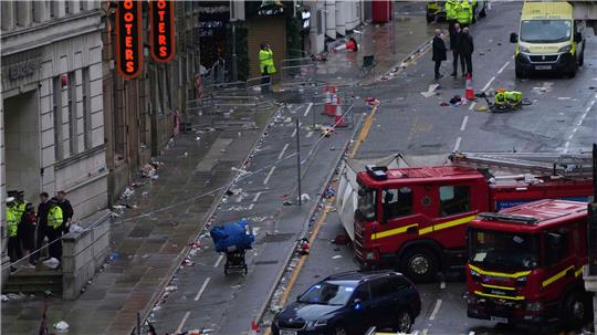 Ein Auto fuhr in die Menschenmenge.