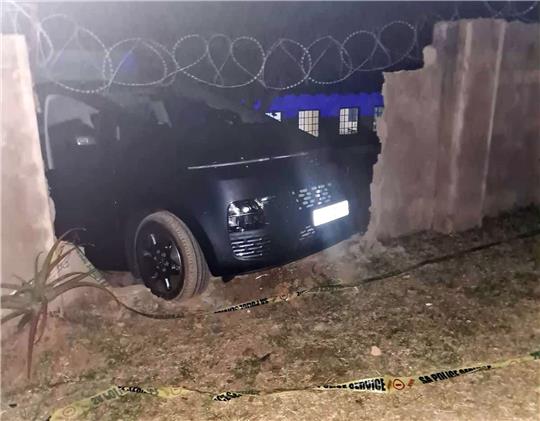 Ein Auto hat nahe des Numbi-Eingangs zum Kruger-Nationalpark eine Mauer durchbrochen. Ein deutscher Tourist aus Fulda ist bei dem Raubüberfall 2022 erschossen worden.