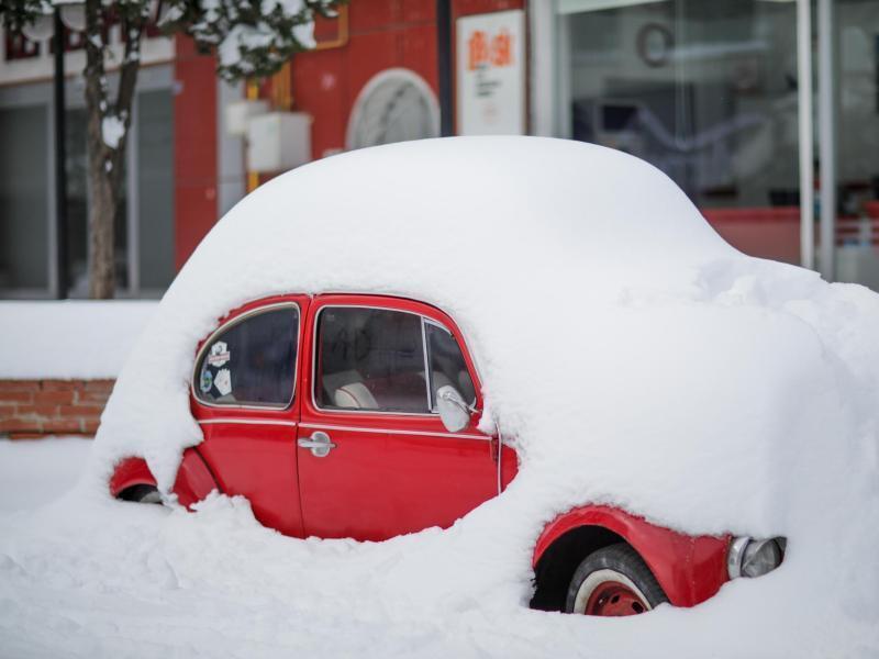 Ein Auto in Gaziantep am Straßenrand - bedeckt von einer dicken Schneeschicht. Foto: Muhammed Ibrahim Ali/IMAGESLIVE via ZUMA Press Wire/dpa