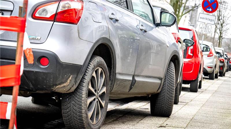Aktion „Freie Gehwege“ soll Kommunen zum Handeln bewegen Ein Auto in der Bremer Innenstadt wurde aufgesetzt auf dem Gehweg abgestellt. Eine Aktion soll auf die Probleme dadurch aufmerksam machen. (Symbolbild)