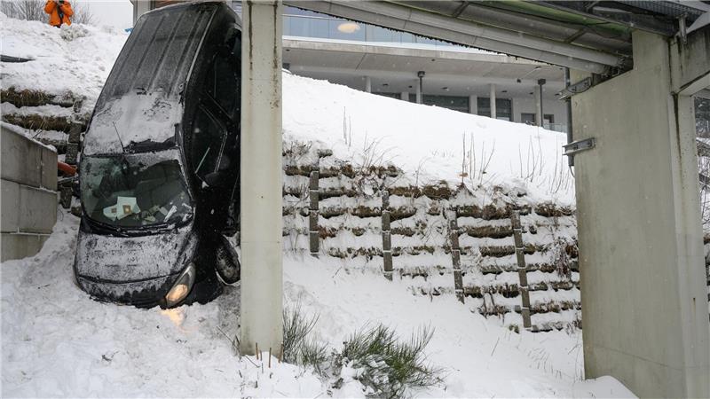 Ein Auto ist am Morgen unterhalb des Auslaufs des Eiskanals von Winterberg von der Straße abgekommen. Im Eiskanal findet der Bob-Weltcup statt. 