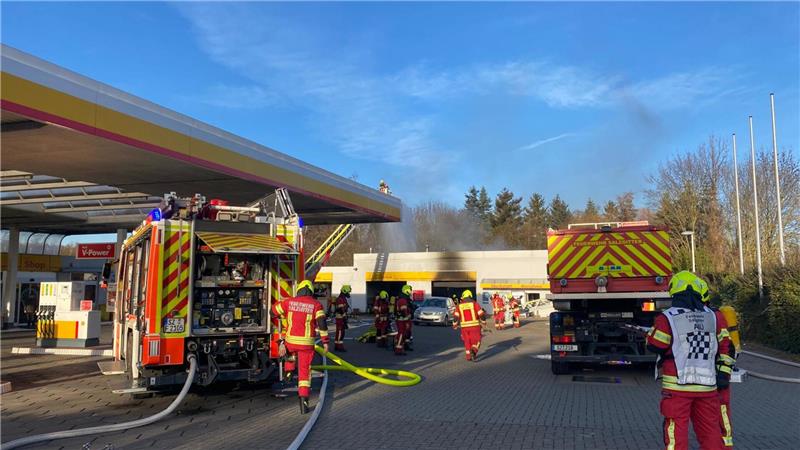 Großeinsatz in Salzgitter-Bad: Feuer an Tankstelle ausgebrochen Ein Auto ist in der Werkstatt der Shell-Tankstelle in Brand geraten.