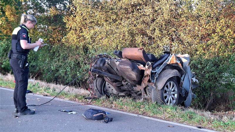Ein Auto kommt von der Straße ab, rammt mehrere Bäume und wird dabei zerrissen - der Fahrer stirbt. 