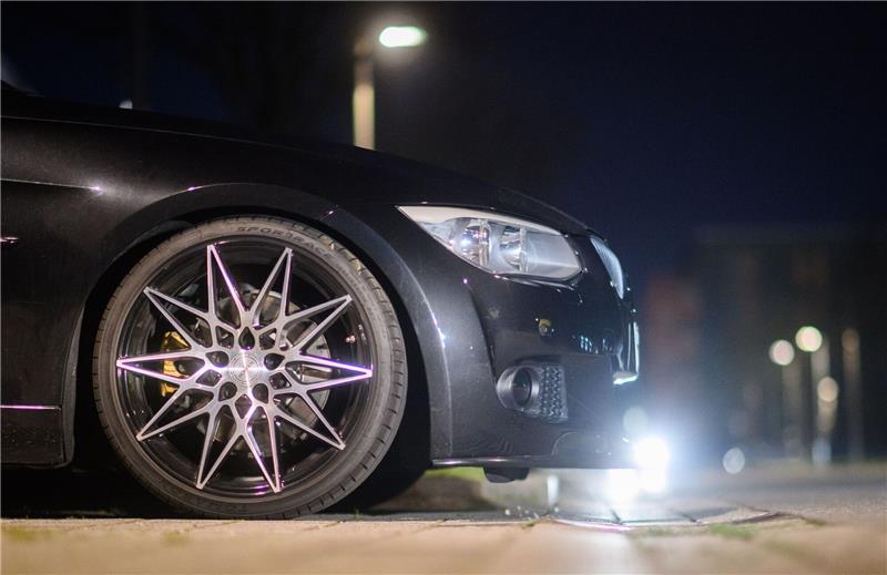 Ein Auto mit besonderen Felgen steht bei einem Treffen der Autotuner-Szene.
