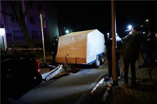 Ein Auto mit dem Spezialanhänger, in welchem sich ein gefährlicher Gegenstand befindet.