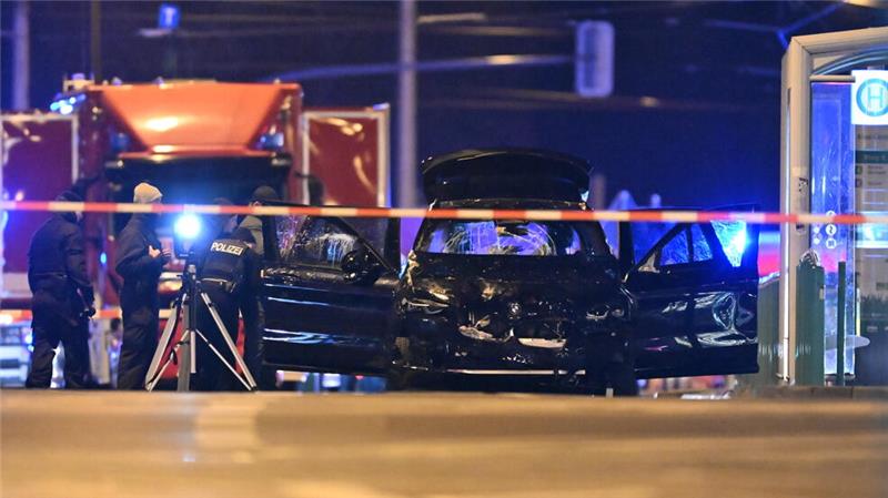 Junge (9) aus dem Landkreis Wolfenbüttel unter Todesopfern Ein Auto, mit dem ein Täter in eine Menschenmenge auf dem Weihnachtsmarkt in Magdeburg gefahren sein soll, steht mit offenen Türen in der Nähe des Tatorts.