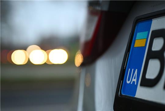 Ein Auto mit einem ukrainischen Autokennzeichen.