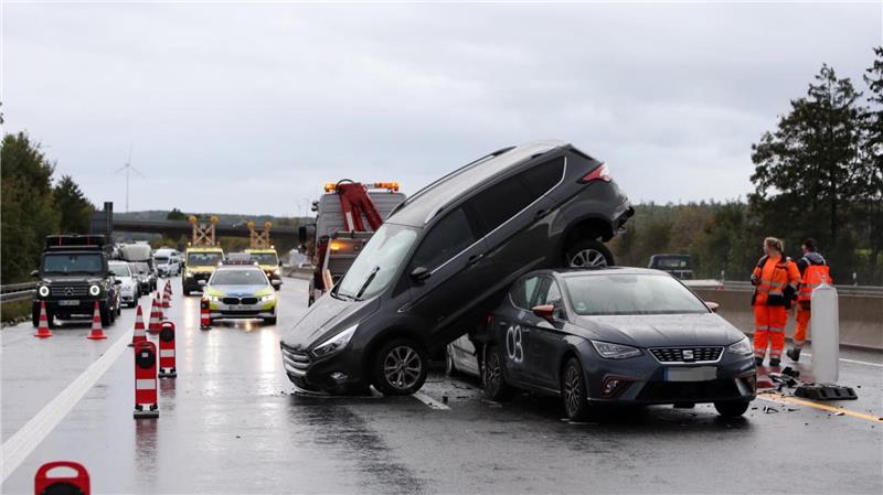Ein Auto rutschte durch den Aufprall auf das Dach eines anderen Wagens.