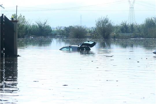Ein Auto steht nach heftigen Regenfällen in der Toskana im Hochwasser.