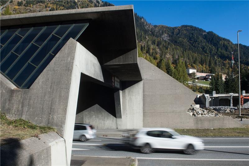 Beton abgestürzt, Risse in Decke: Gotthard-Straßentunnel zu Ein Auto verlässt das Südportal des Gotthard-Straßentunnels - aktuell ist dieser gesperrt.