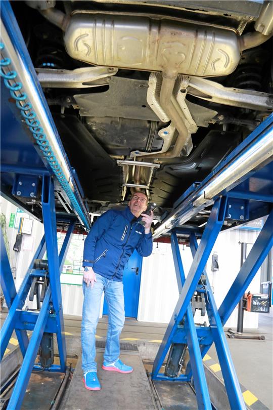 Ein Auto wird beim Tüv in Goslar untersucht. Kfz-Versicherer beklagen, dass Fahrzeugreparaturen immer teurer würden. Dadurch steigen auch die Versicherungsbeiträge, erklären Experten. Archivfoto: Sowa