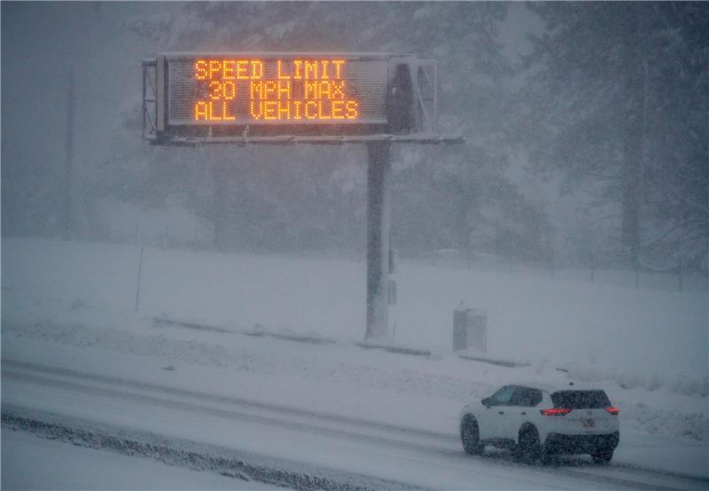 Schwerer Schneesturm in Kalifornien Ein Autofahrer auf der Interstate 80.
