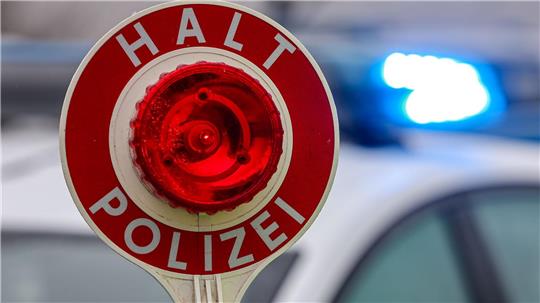 Ein Autofahrer fährt bei einer Polizeikontrolle einfach weiter. (Symbolbild)