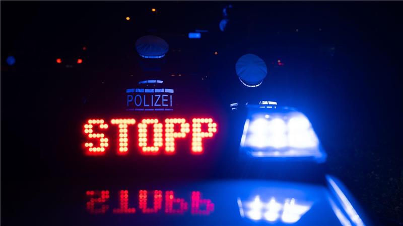 Ein Autofahrer flieht mit mehr als 200 Kilometern pro Stunde vor der Polizei und wird schließlich gestoppt. (Symbolbild)