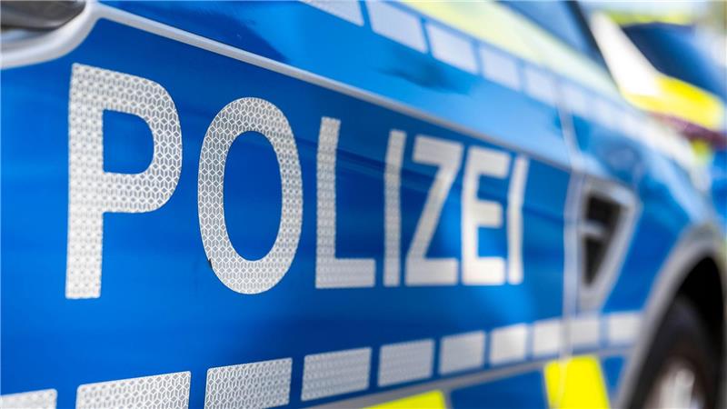 Ein Autofahrer hat mehrere Autos gerammt - unter anderem einen Streifenwagen. (Symbolbild)