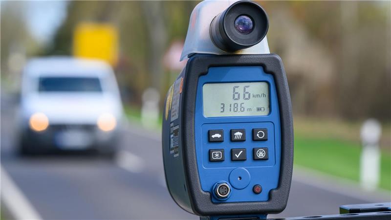 Ein Autofahrer ist bei Bliedersdorf viel zu schnell gefahren. (Symbolbild)