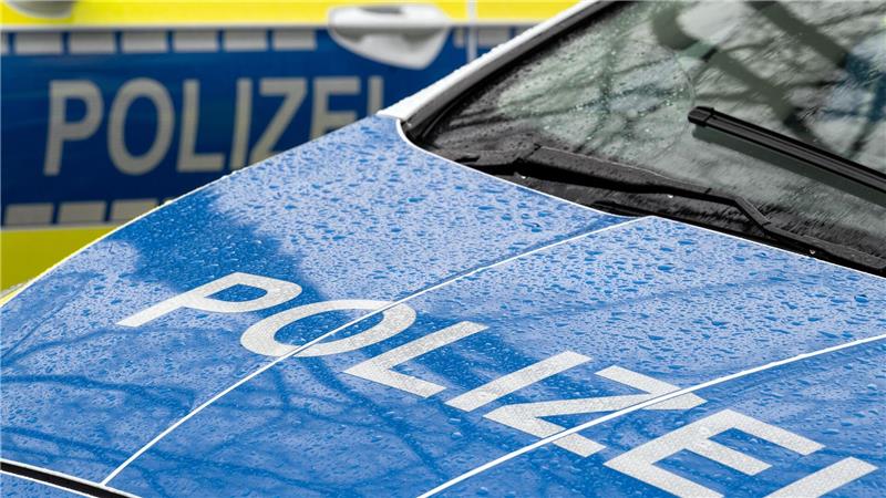 Ein Autofahrer schleift einen Polizisten mit seinem Wagen mit. (Symbolbild)