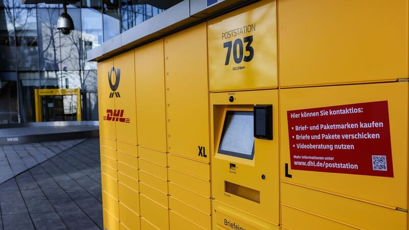 Ein Automat namens Poststation steht vor der Zentrale von DHL in Bonn.