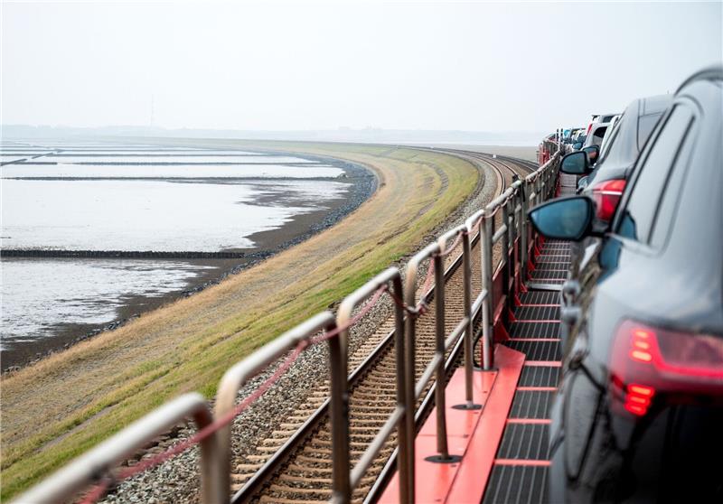 Syltdamm? Neuer Vorstoß zur Umbenennung des Hindenburgdamms Ein Autozug der Deutschen Bahn fährt über den Damm auf die Nordseeinsel Sylt.