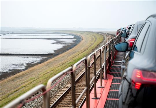Ein Autozug der Deutschen Bahn fährt über den Damm auf die Nordseeinsel Sylt.