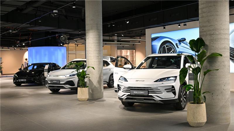 In Deutschland fahren kaum chinesische Automarken Ein BYD-Store in Berlin. Die Marke setzt nicht auf billig. (Archivbild)