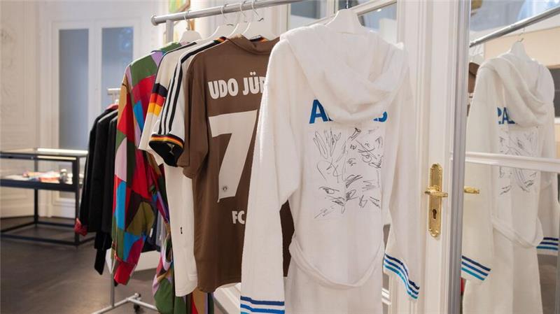 Udo Jürgens‘ Flügel bringt 240.000 Euro bei Auktion ein Ein Bademantel von Udo Jürgens brachte das 176-fache des unteren Schätzpreises ein.
