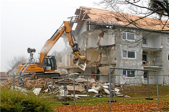 Ein Bagger bricht das seit Längerem leer stehende Wohnhaus an der Bromberger Straße ab.  Fotos: Epping