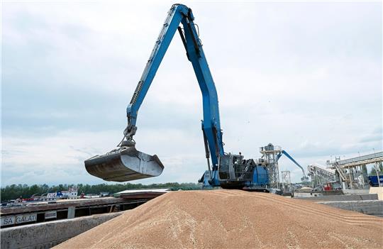 Ein Bagger lädt im Hafen von Ismajil in der Südukraine Getreide in ein Frachtschiff. Laut den Vereinten Nationen wurden bisher mehr als 30 Millionen Tonnen Getreide über die Häfen ausgeführt.