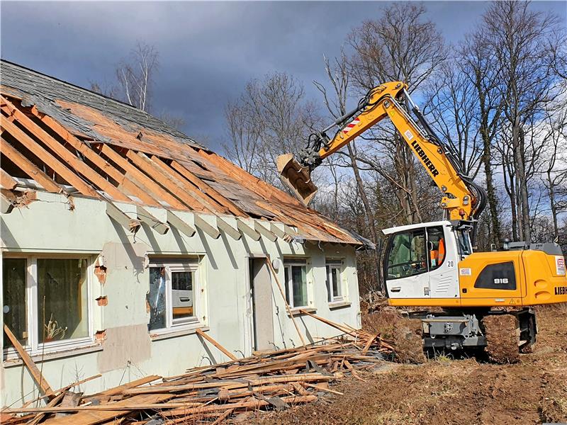 Ein Bagger räumt das Dach der alten Fernmeldezentrale am Fliegerhorst ab. Hier sollen ein Einfamilienhaus und ein Bürogebäude entstehen.  Fotos: Sowa/Hartmann
