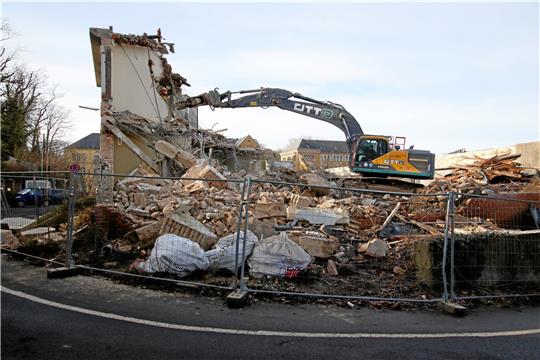 Ein Bagger reißt Anfang 2023 die BGS-Mannschaftsunterkunft auf dem Domplatz ab. An der Stelle sollen ein Hotel und eine Stadthalle neu errichtet werden. Archivfoto: Epping
