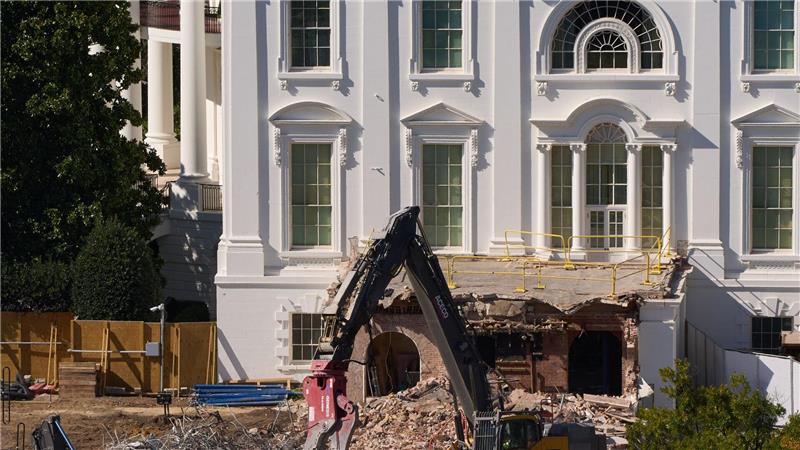 Bilder des Tages Ein Bagger während der Abrissarbeiten an einem Teil des Ostflügels des Weißen Hauses. Hier soll ein neuer Ballsaal gebaut werden.