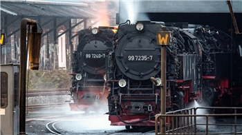Das Foto zeigt zwei Dampfloks der Harzer Schmalspurbahnen im Bahnhof.