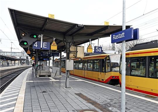 Ein Bahnsteig am Bahnhof Rastatt. Dort haben zwei Mädchen eine 14-Jährige brutal zusammengeschlagen.